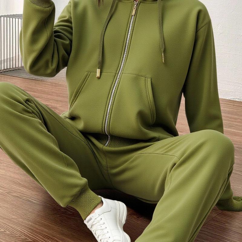SUPER DE ROPA Conjunto deportivo casual de dos piezas, compuesto por sudadera con capucha y cierre frontal, más pantalón jogger con cintura elástica ajustable mediante cordón. Incluye bolsillos prácticos tanto en la sudadera como en el pantalón