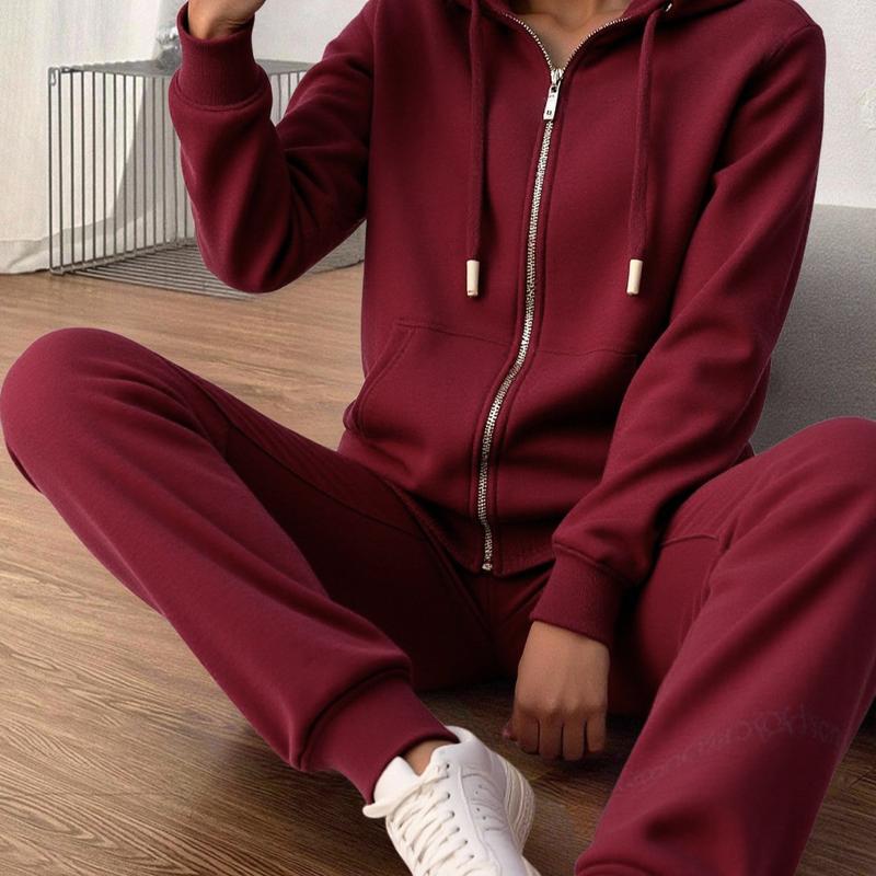 SUPER DE ROPA Conjunto deportivo casual de dos piezas, compuesto por sudadera con capucha y cierre frontal, más pantalón jogger con cintura elástica ajustable mediante cordón. Incluye bolsillos prácticos tanto en la sudadera como en el pantalón