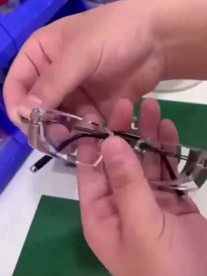 🔥 [Forró Eladás] Egy Szemüveg Kettő Helyett!【Búcsú a szemfáradtságtól】Keret nélküli intelligens színváltó olvasószemüveg👓