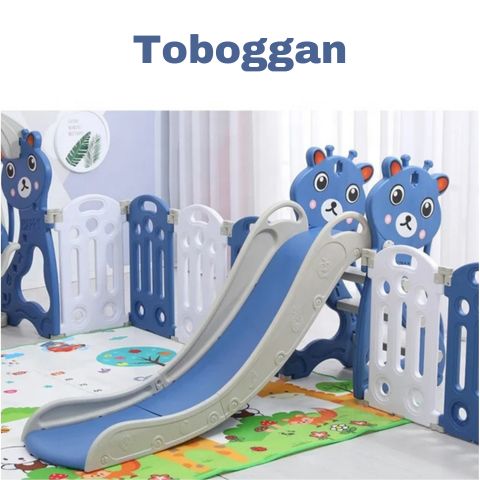 Toboggan intégré dans le Parc Bébé Modulable RoyalLand pour des heures de jeu.