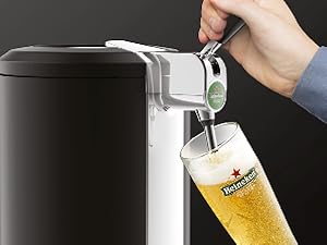 Actionnez la poign&eacute;e de service et inclinez votre verre &agrave; 45&deg; pour obtenir une mousse parfaite