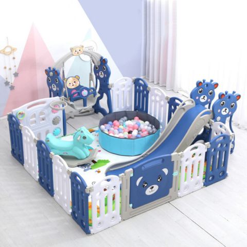 Vue globale du Parc Bébé Modulable RoyalLand avec ses accessoires inclus.