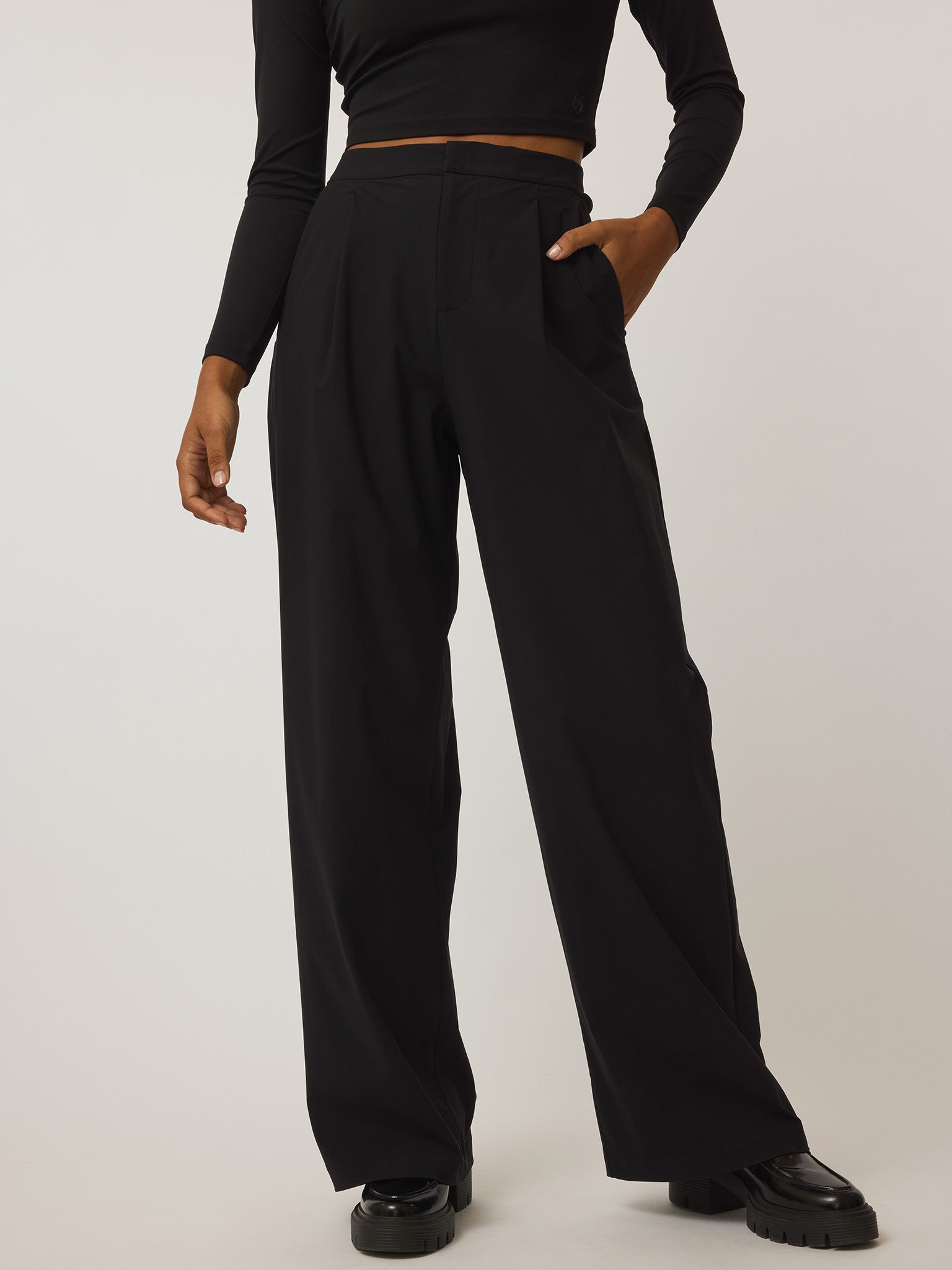 Greenie Women's Lifestyle Look 5 in SHEPHERD
