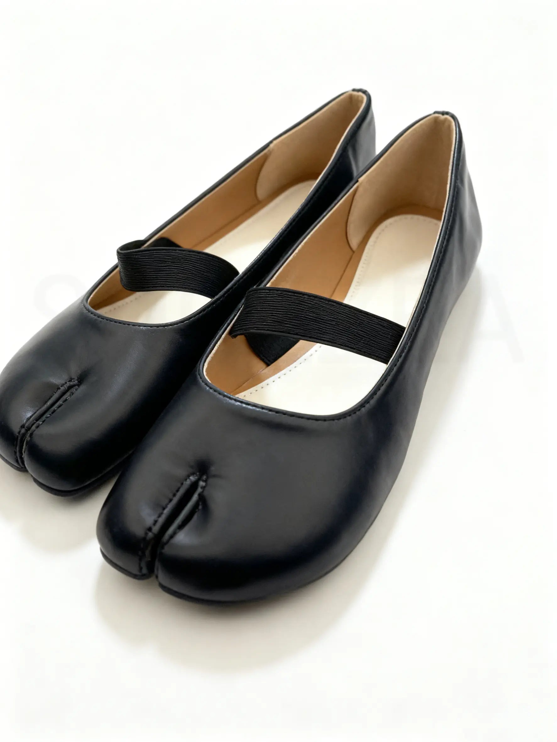 Split-Toe Tabi Flats with Simple Single Strap Design