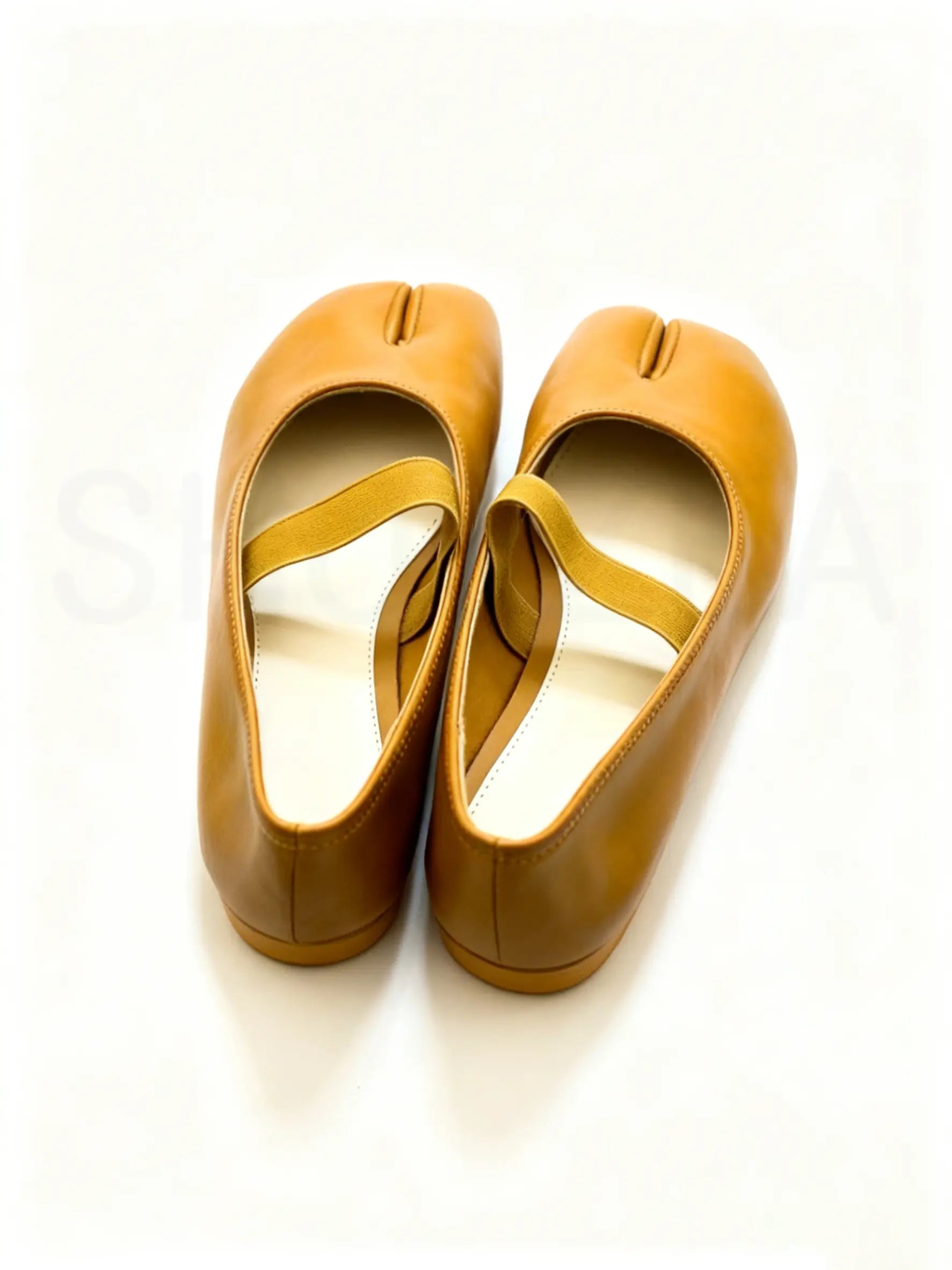 Split-Toe Tabi Flats with Simple Single Strap Design