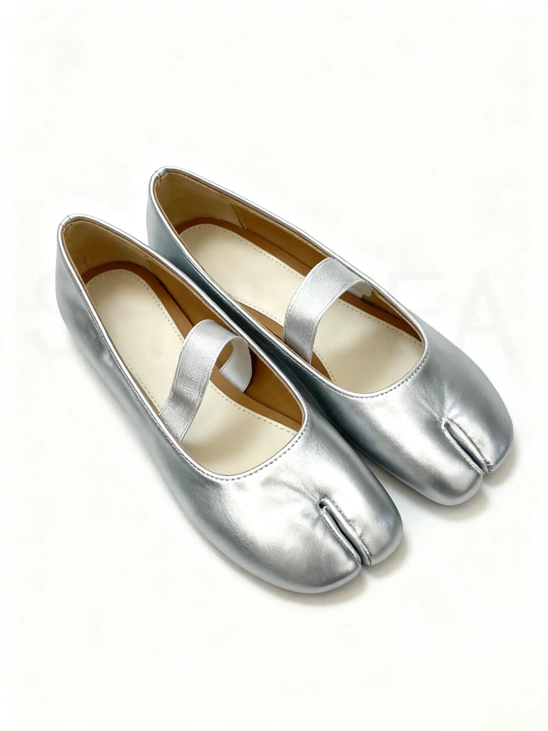 Split-Toe Tabi Flats with Simple Single Strap Design