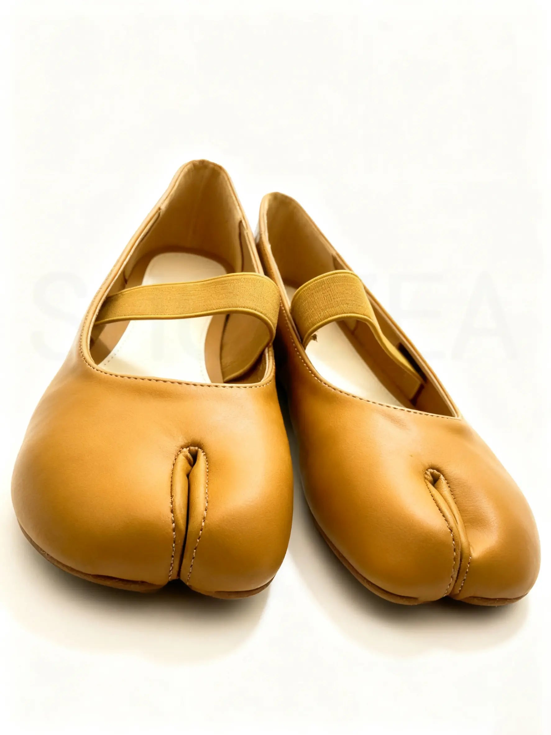 Split-Toe Tabi Flats with Simple Single Strap Design