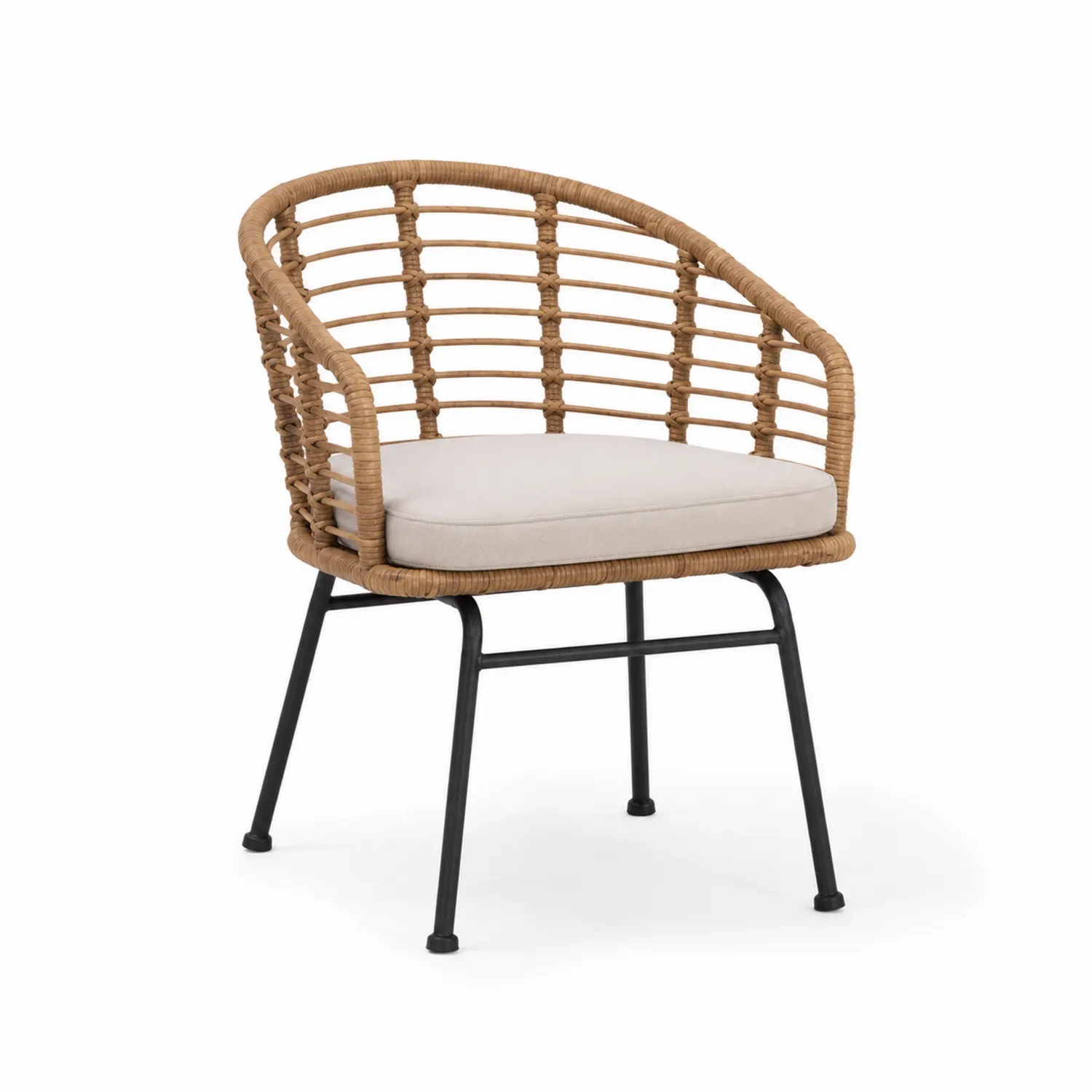Chaise en rotin avec coussin beige et cadre en acier