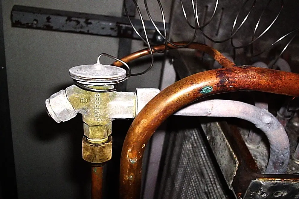 Thermostatic expansion valve and sensing bulb on an evaporator
