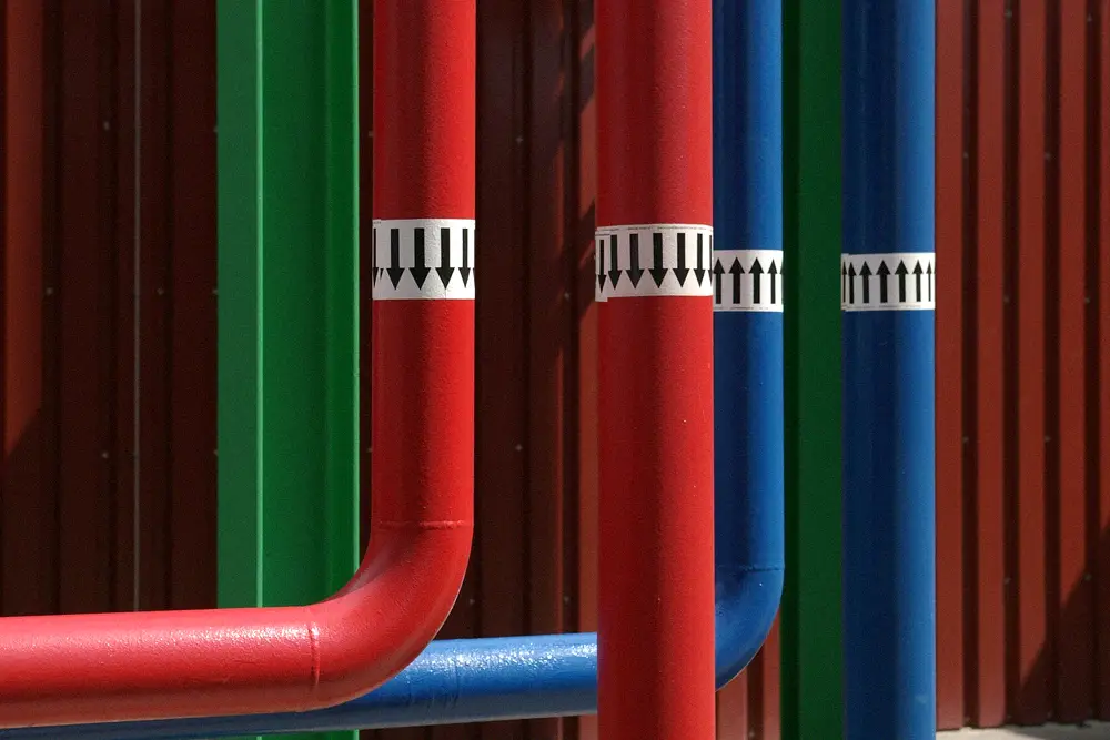 Refrigerant pipes connected to an air-conditioning condenser