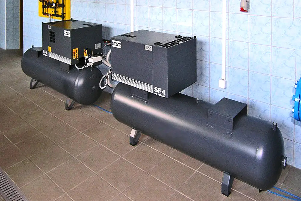 Exposed scroll compressor components used to compress refrigerant