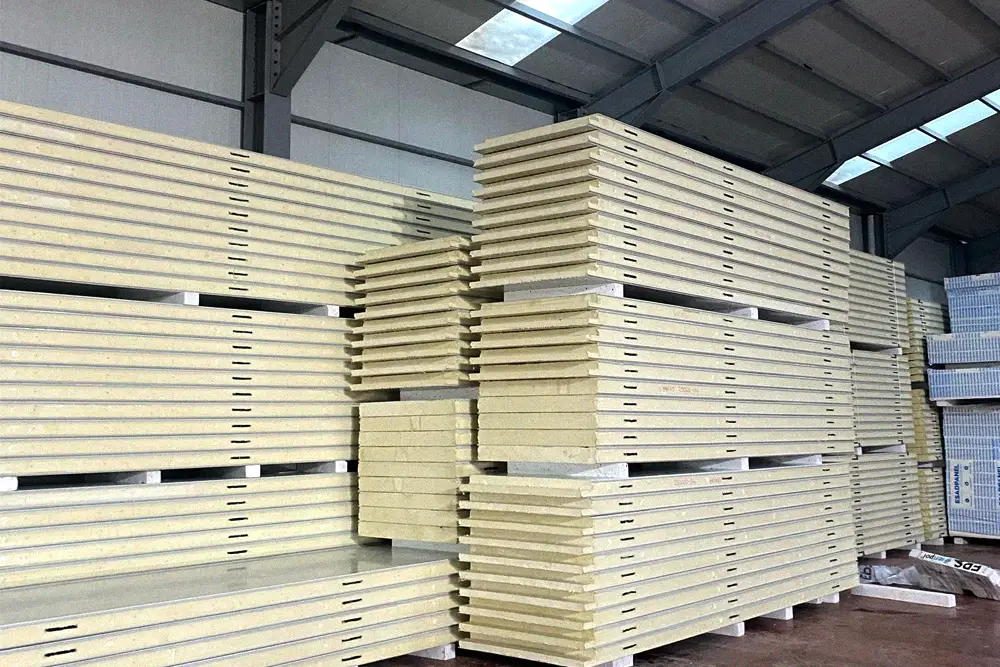Stacked insulated cold-room panels in several thicknesses