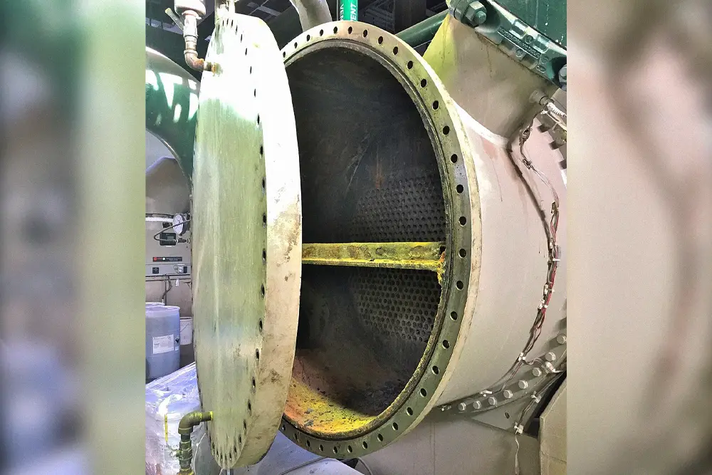 Shell-and-tube heat exchanger installed in a refrigerant-based building chiller