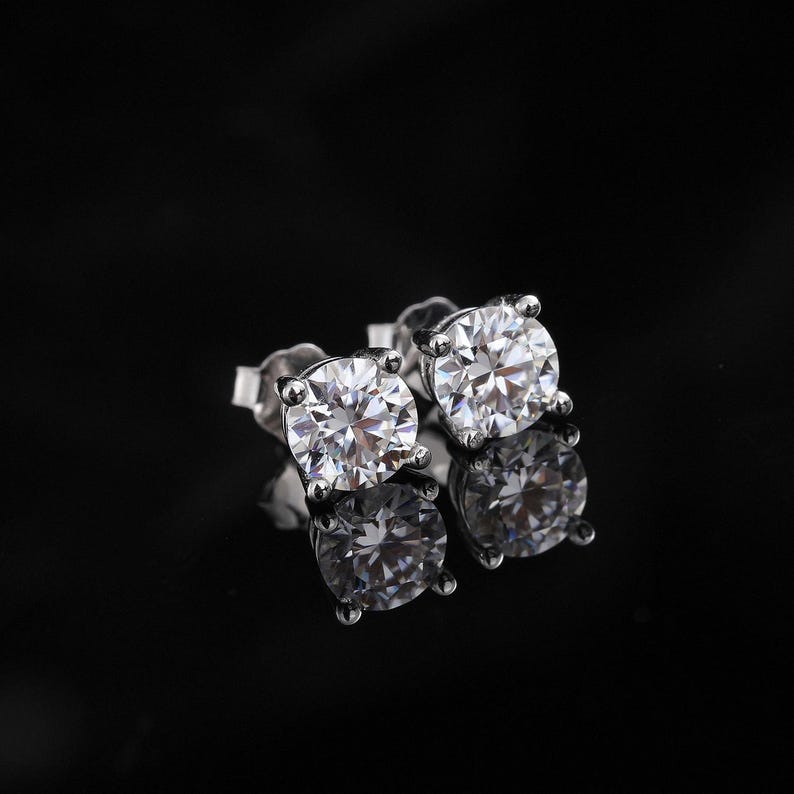 💎Classic 4-Prong Moissanite Stud Earrings – Timeless Sparkle for Everyday Wear