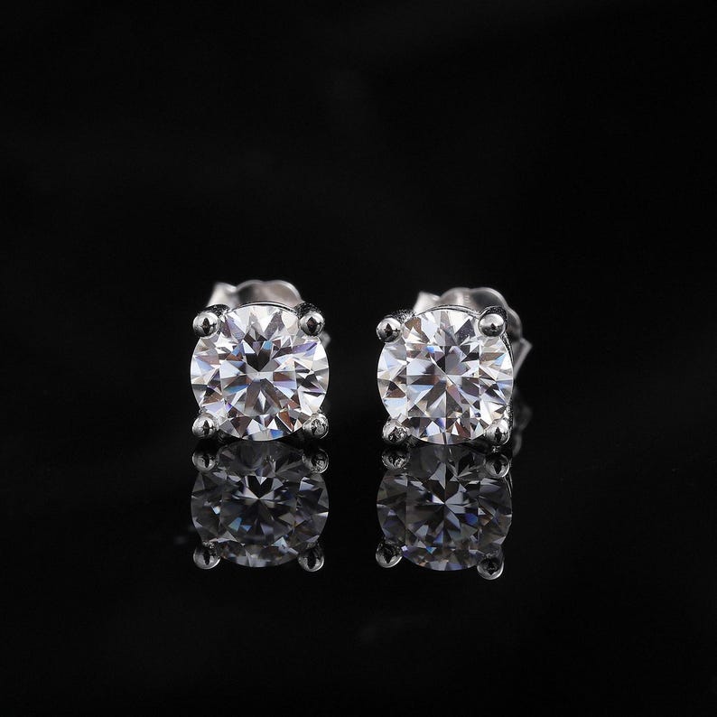 💎Classic 4-Prong Moissanite Stud Earrings – Timeless Sparkle for Everyday Wear