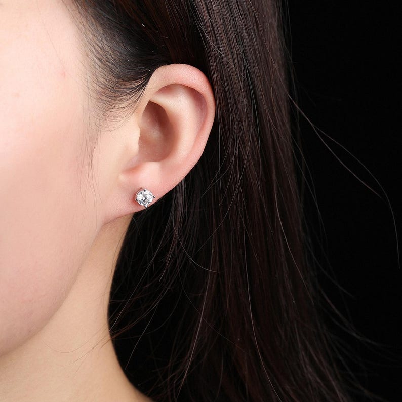 💎Classic 4-Prong Moissanite Stud Earrings – Timeless Sparkle for Everyday Wear