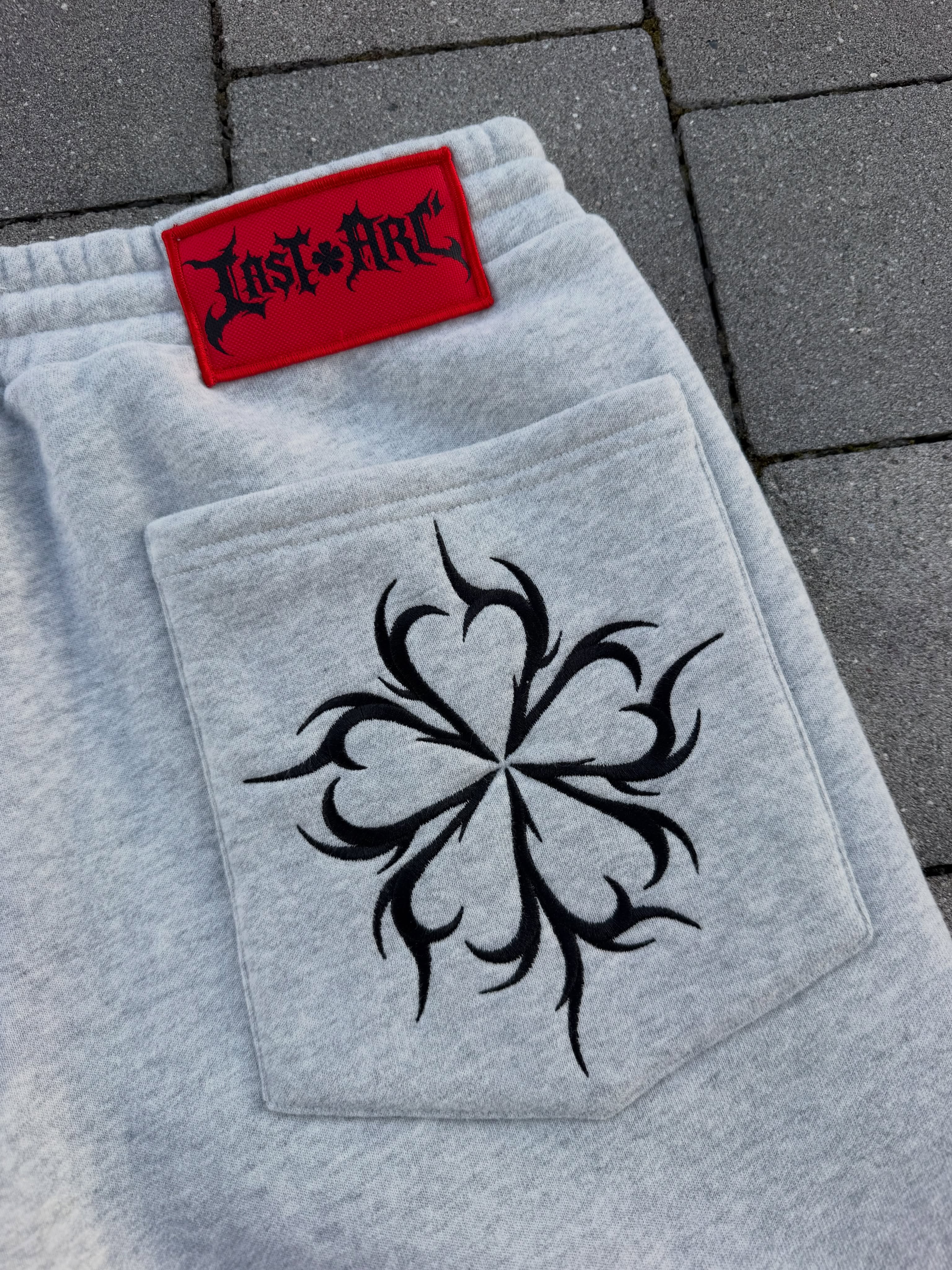 BLACK THORN SWEATPANTS