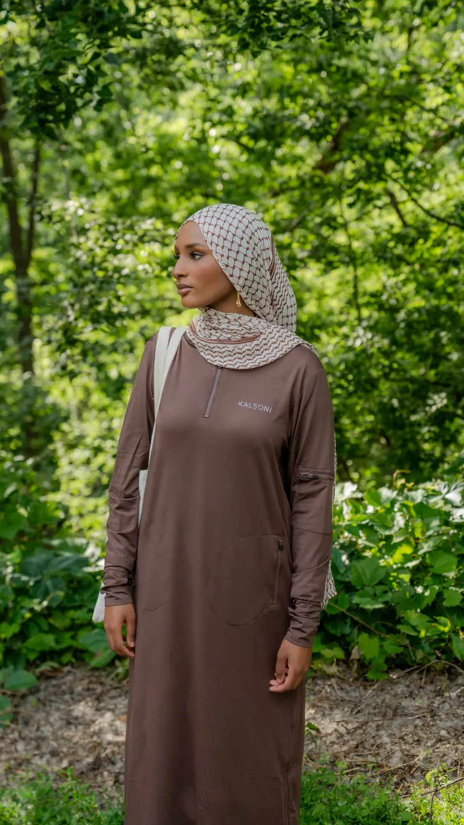 Woman wearing a brown Kalsoni tunic outdoors