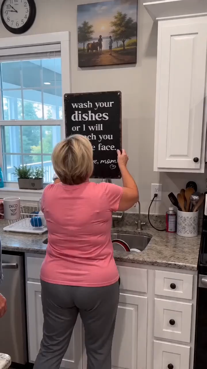 Funny Sarcastic Metal Tin Sign, Wash Your Dishes Or I Will Punch You In The Face - Funny Metal Poster Plaque Art Wall Decor For Home, Patio Yard Room Kitchen Decor 8 * 12inchs Decoration Gift