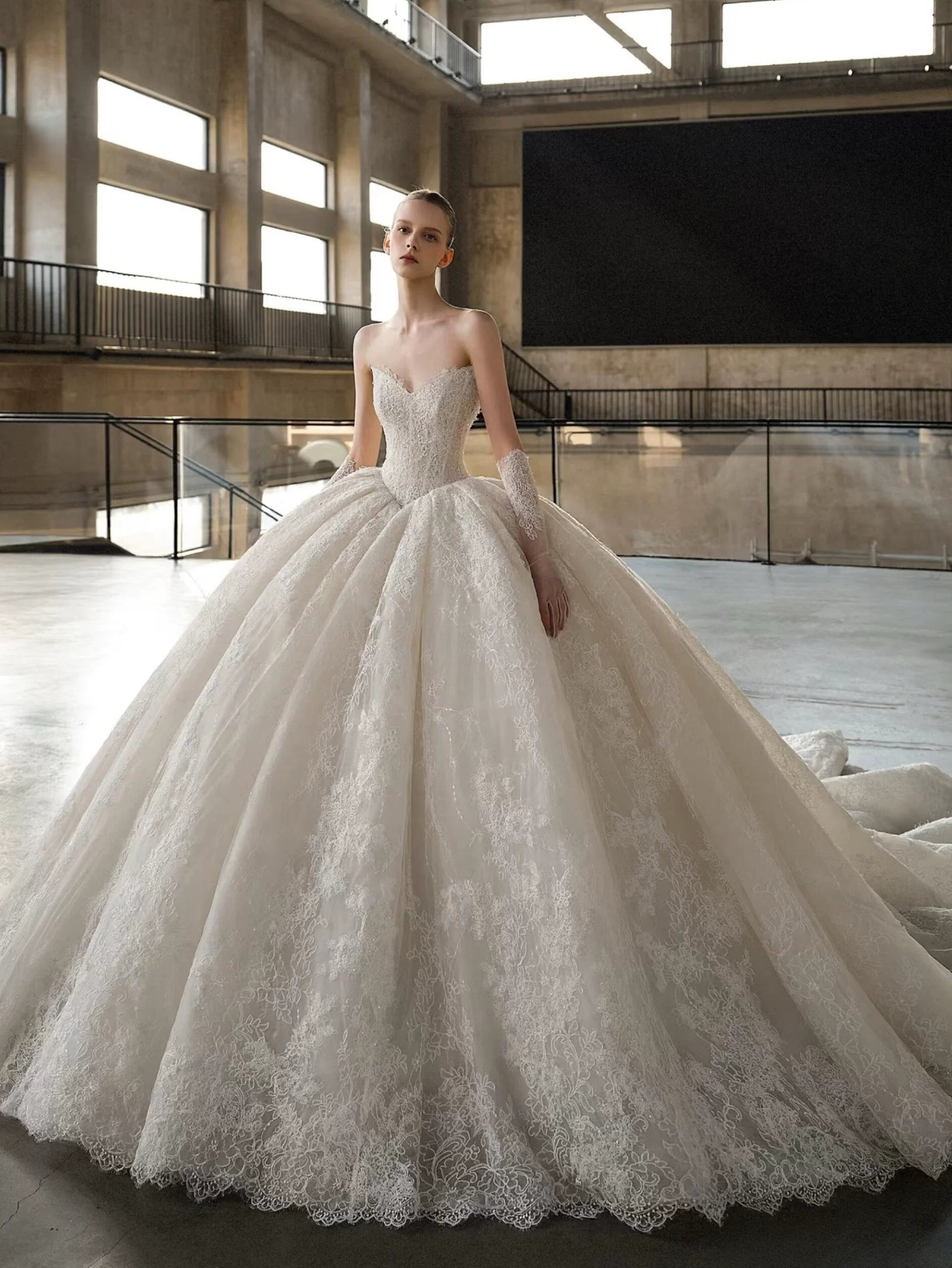 Lorbrv | French Haute Couture Lace Tube Top Wedding Dress with Petite Trailing Skirt