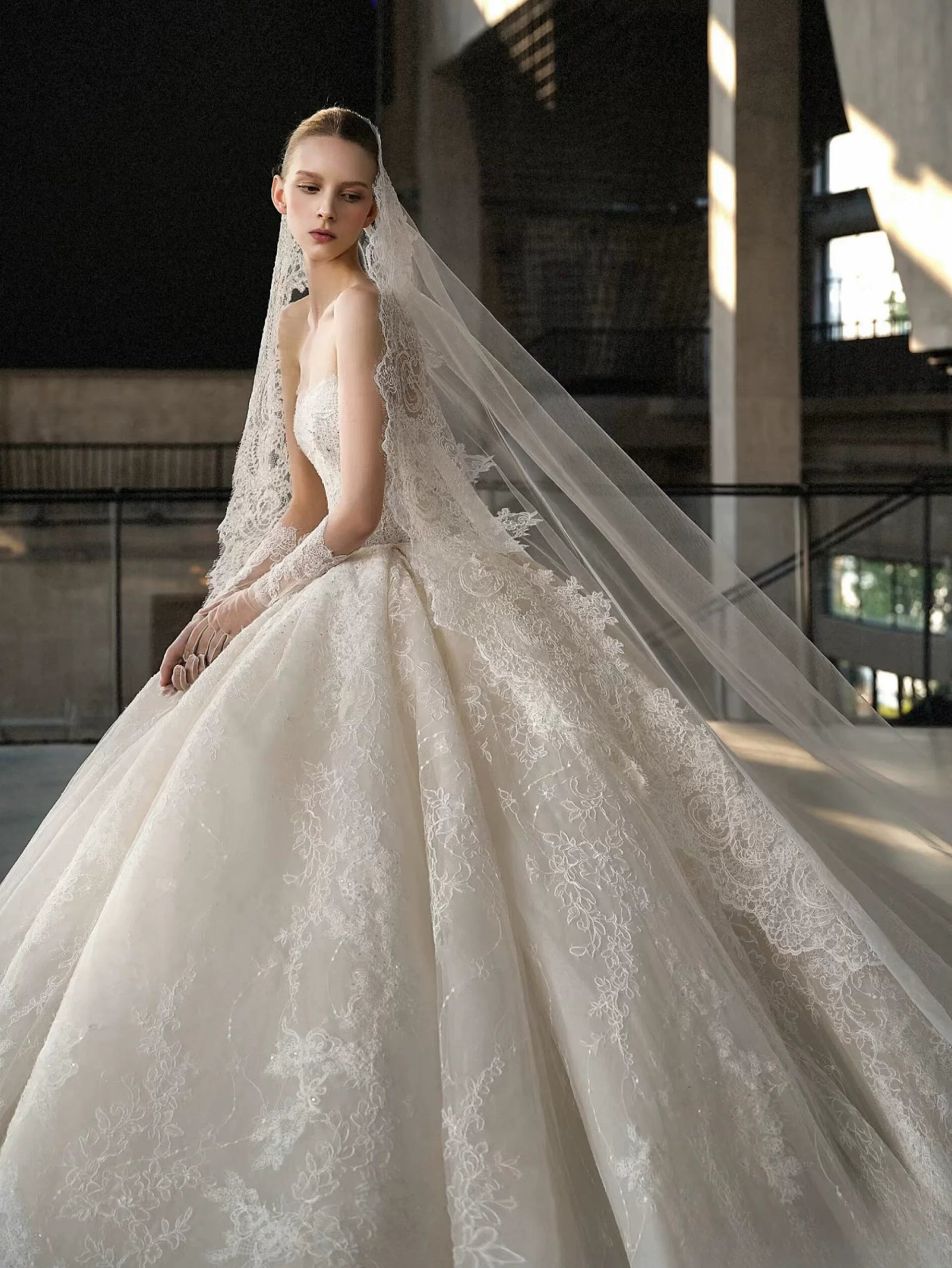 Lorbrv | French Haute Couture Lace Tube Top Wedding Dress with Petite Trailing Skirt