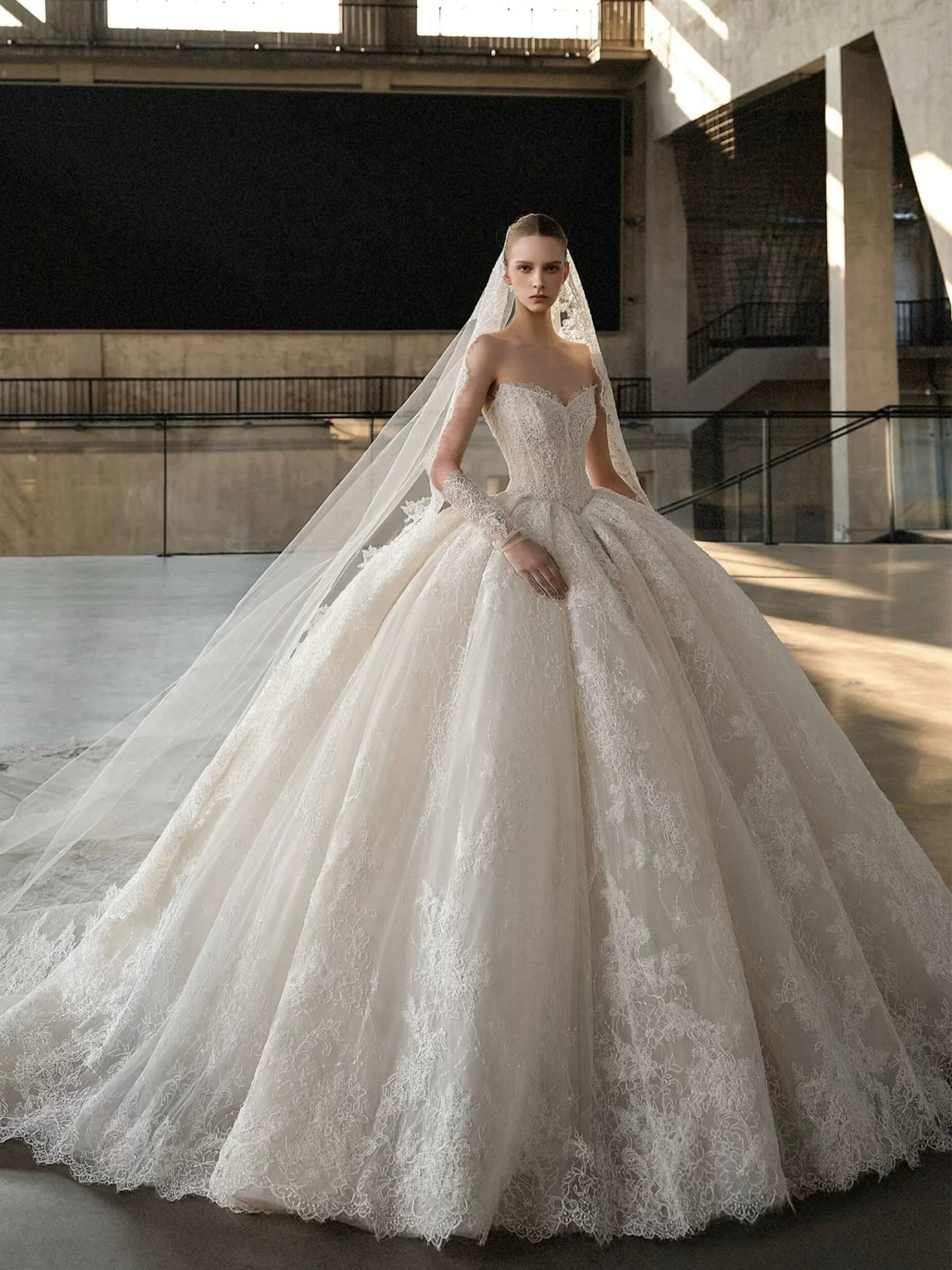 Lorbrv | French Haute Couture Lace Tube Top Wedding Dress with Petite Trailing Skirt