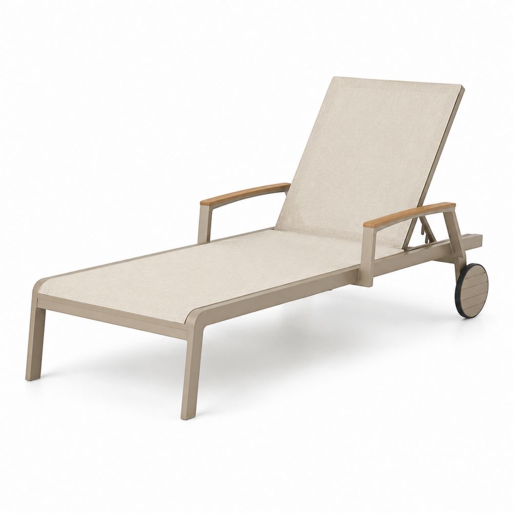 Sonnenliege aus Aluminium mit Teakholz-Armlehnen Beige