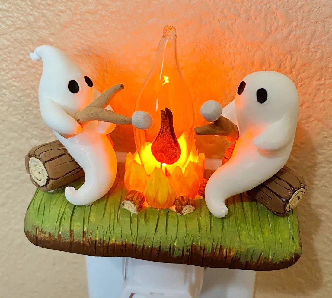 Ghost Campfire Flickering Nightlight 👻🔥 – Cute Marshmallow Ghost Plug‑In Lamp for Cozy Halloween Glow