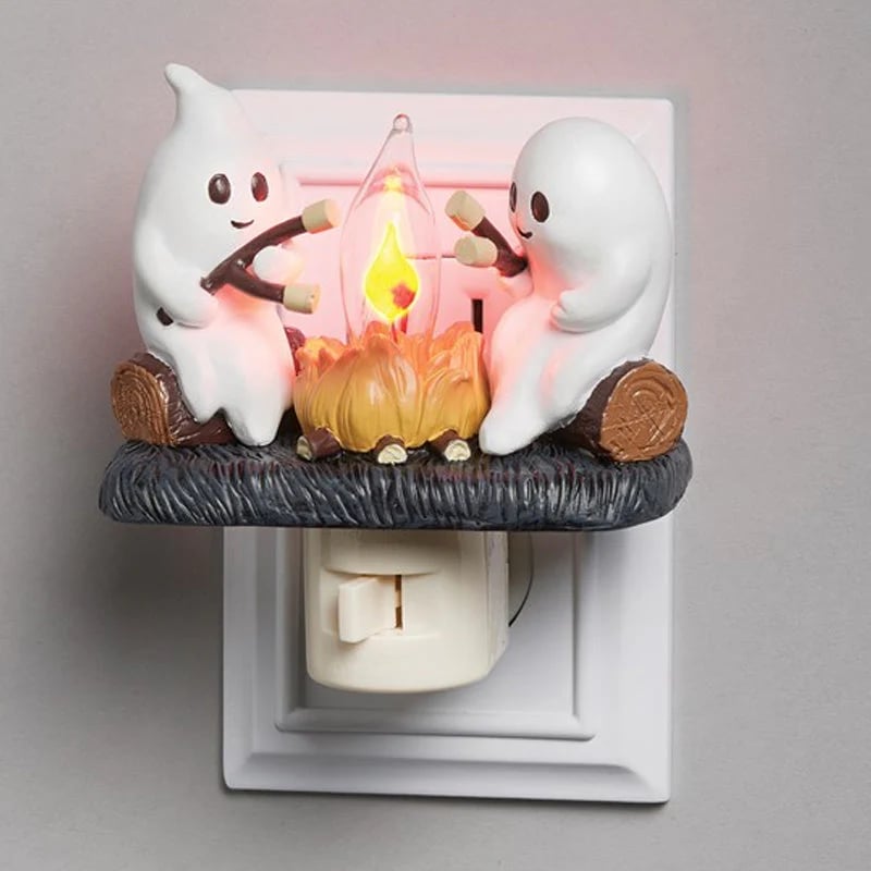 Ghost Campfire Flickering Nightlight 👻🔥 – Cute Marshmallow Ghost Plug‑In Lamp for Cozy Halloween Glow