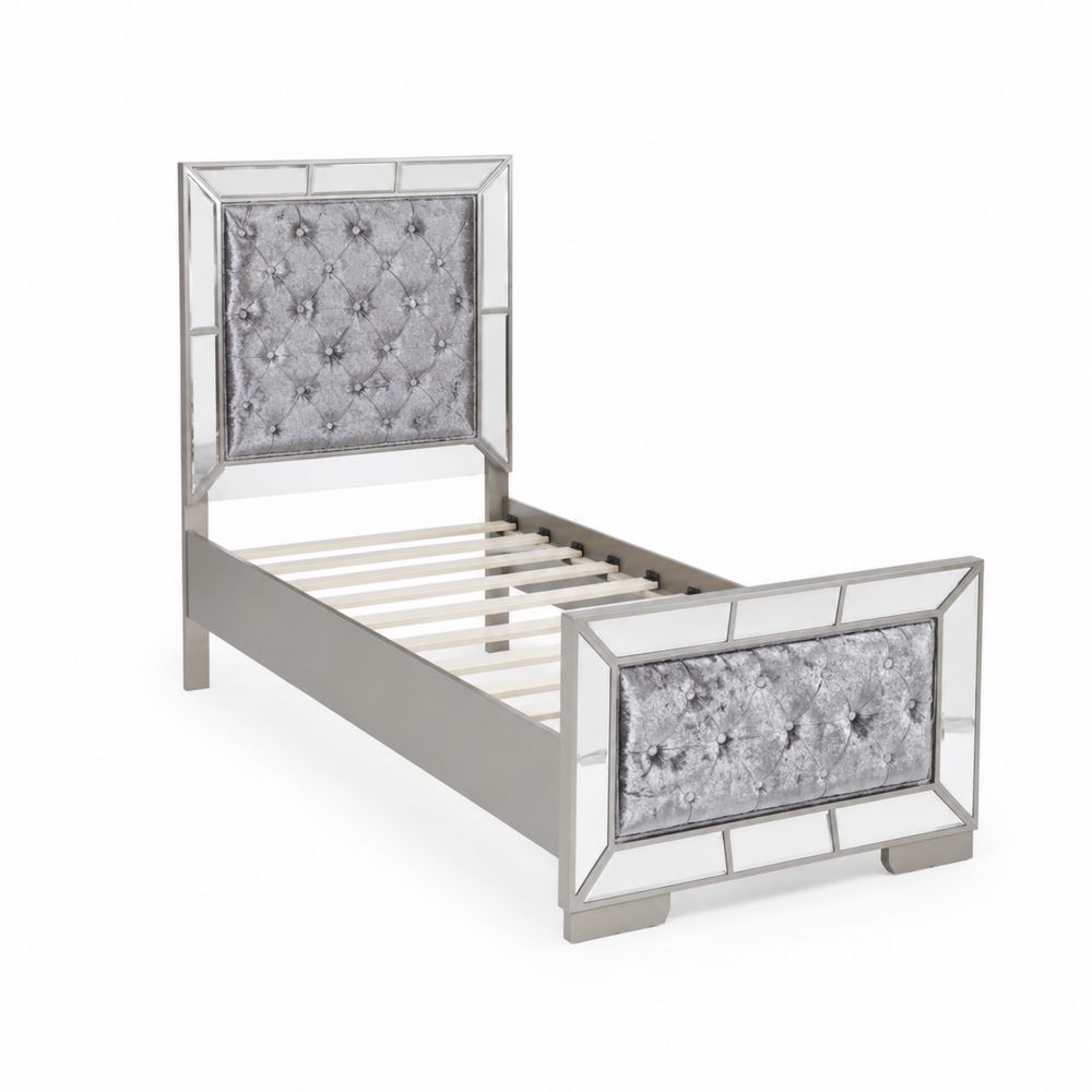 Einzelbett aus Metall mit Samt- und Spiegelakzenten