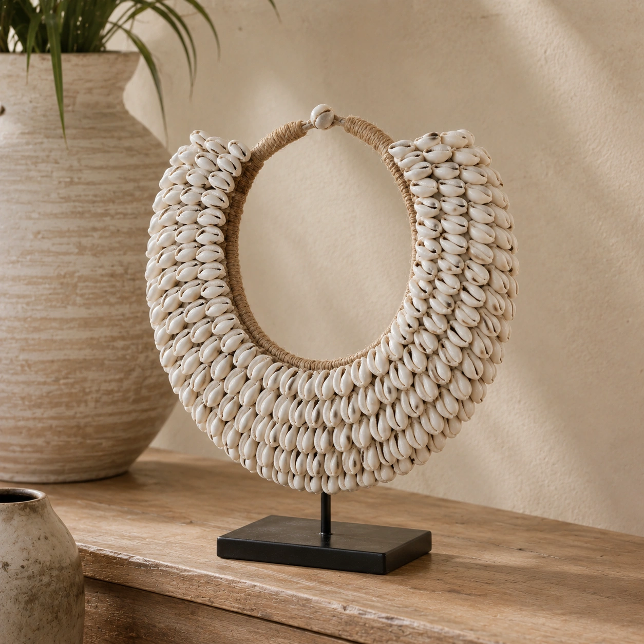 Collar Decorativo de Conchas sobre Base