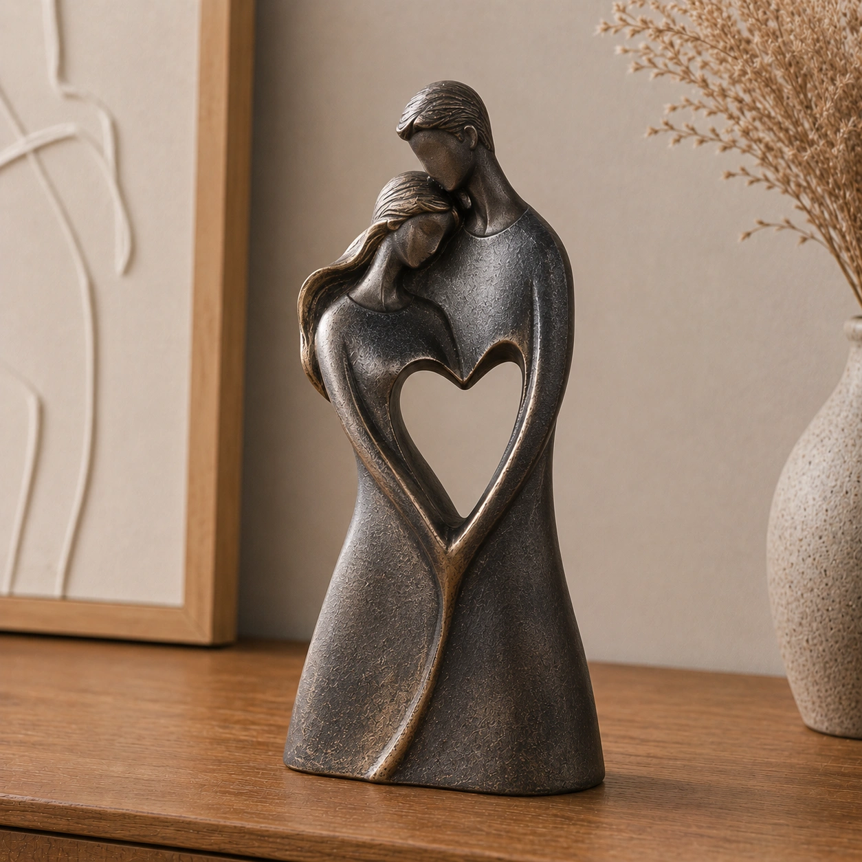 Figura Decorativa Pareja Con Corazon Color Marron Oscuro