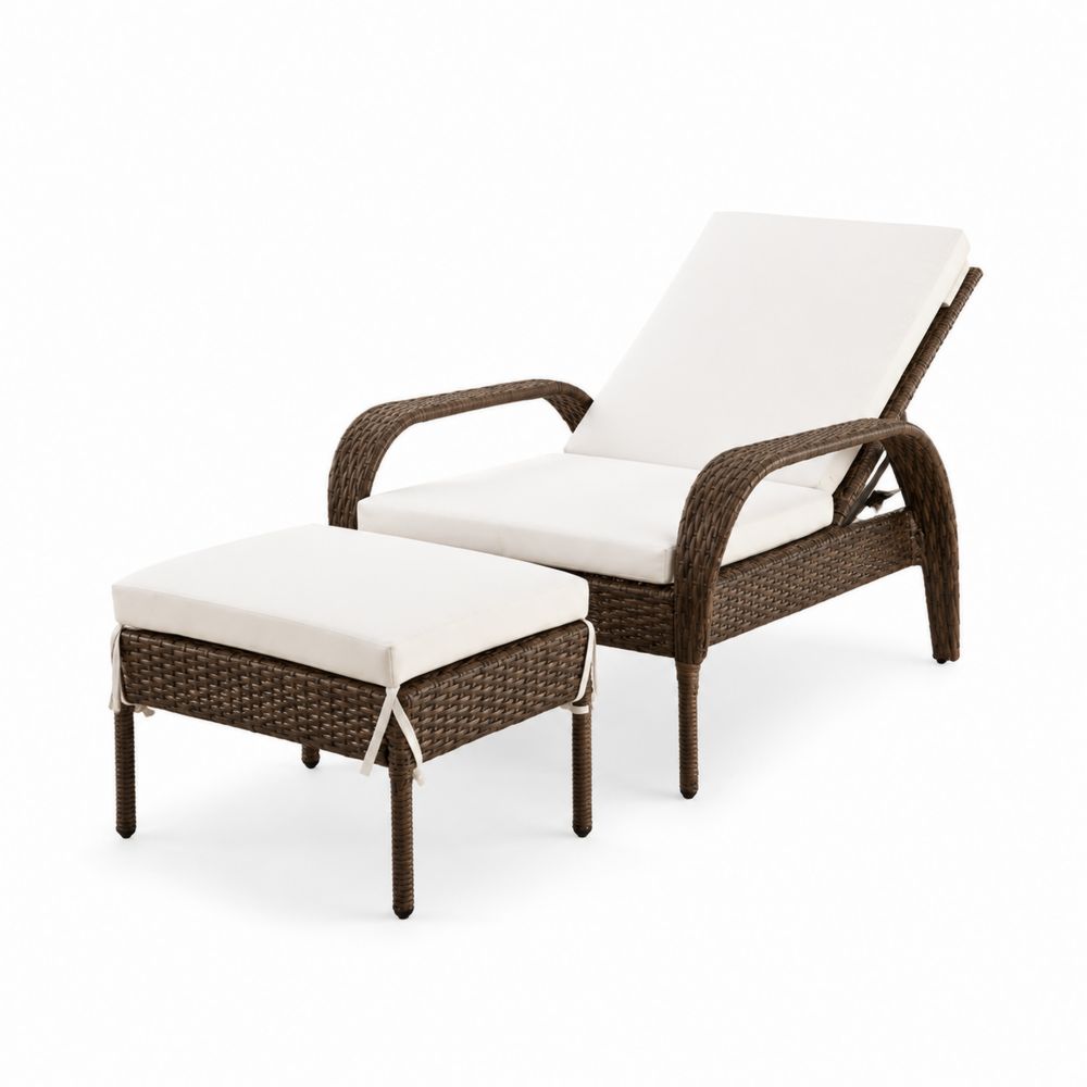 Poltrona in Rattan Sintetico con Poggiapiedi e Cuscini Bianchi