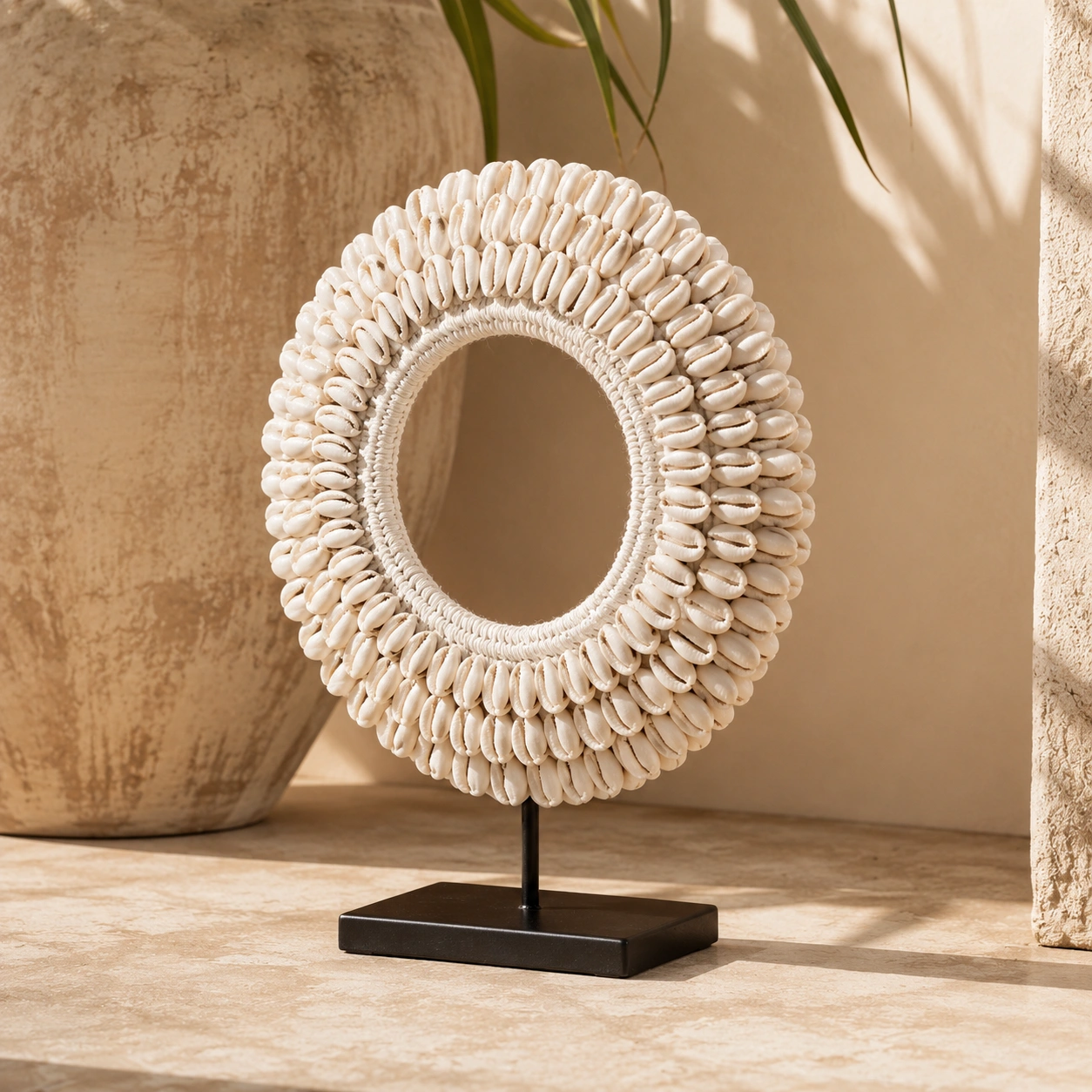 Escultura Circular de Conchas Naturales con Base