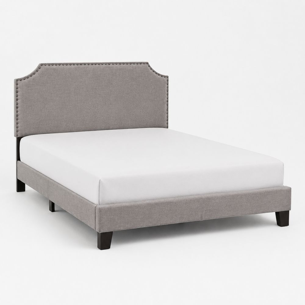 Letto in tessuto grigio con testiera borchiata