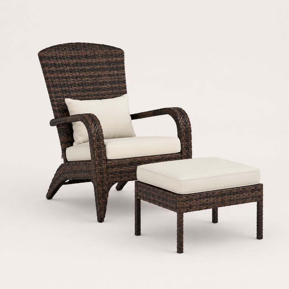 Set poltrona e pouf in rattan sintetico con cuscini crema