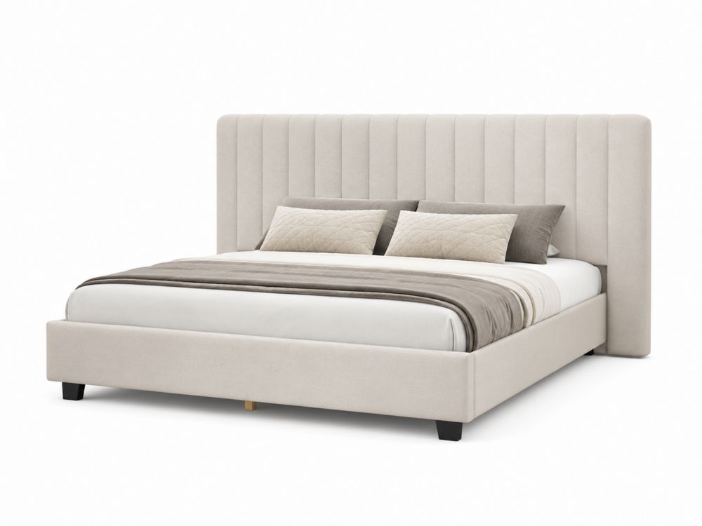 Letto matrimoniale in tessuto beige con testiera alta e cuscini