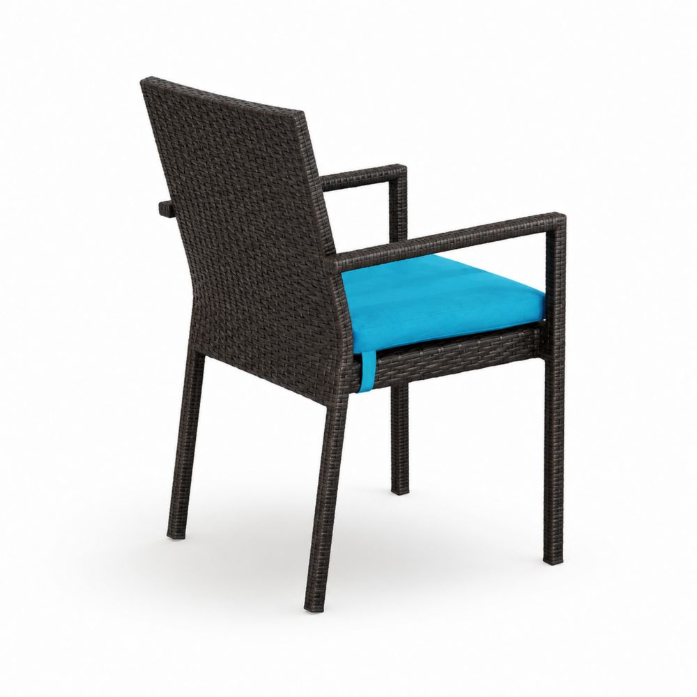 Silla de ratán sintético con cojín azul