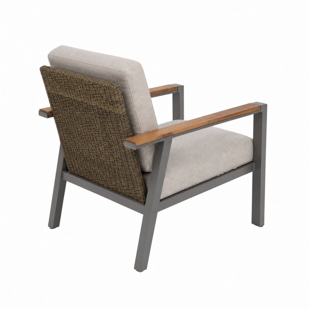 Sillón de exterior de aluminio y ratán, cojines beige