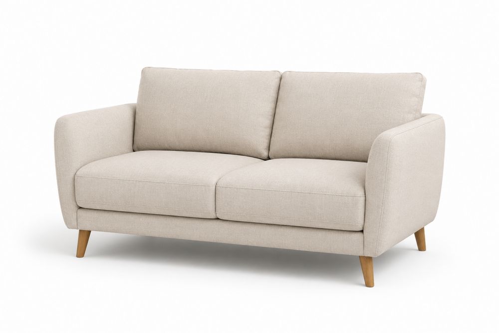 Sofá de tela beige con patas de madera
