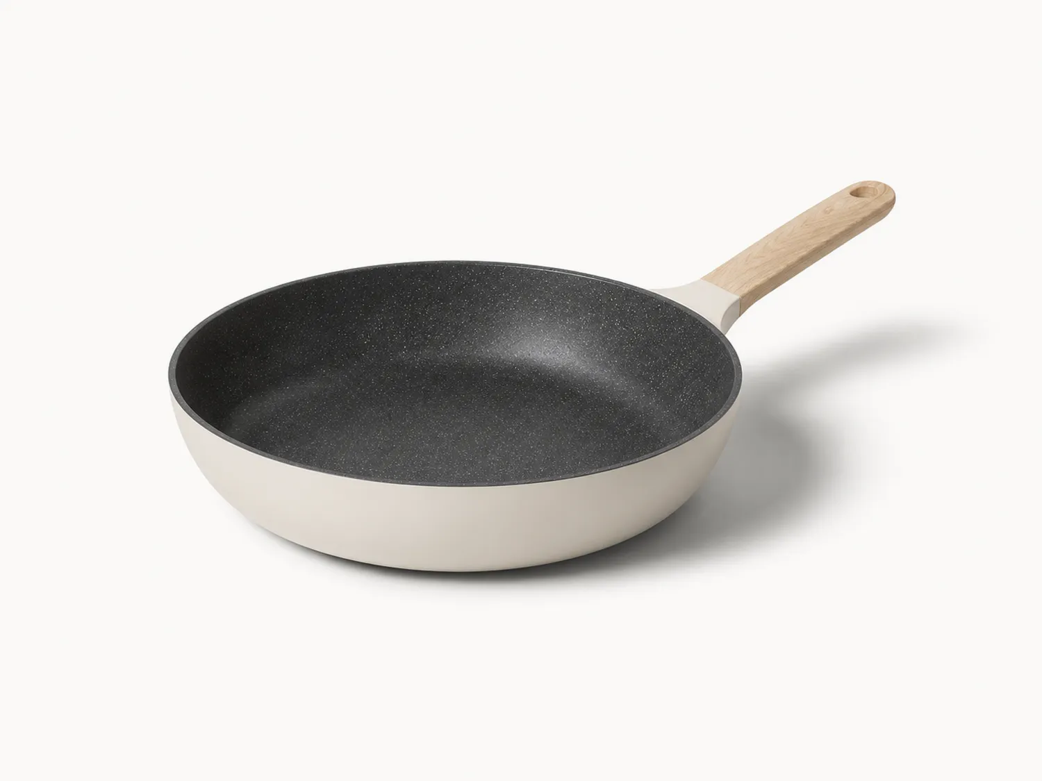 Kremowa głęboka patelnia nieprzywierająca 28 cm z drewnianą rączką