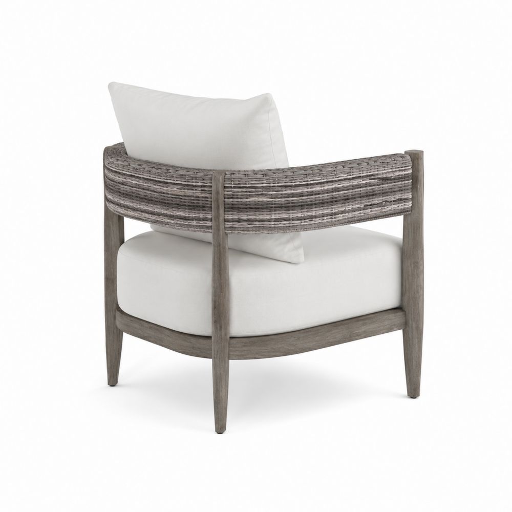 Poltrona in rattan sintetico con struttura in legno d'acacia e cuscini bianchi