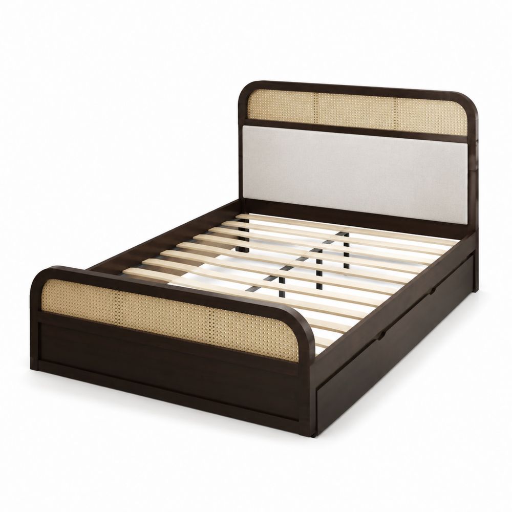 Letto matrimoniale in legno e rattan con testiera in tessuto