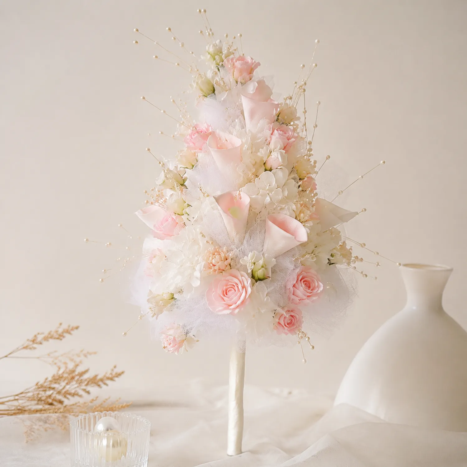 Elegancki Stroik z Sztucznych Kwiatów Choinka Różowo-Biała, Wysokość 50 cm
