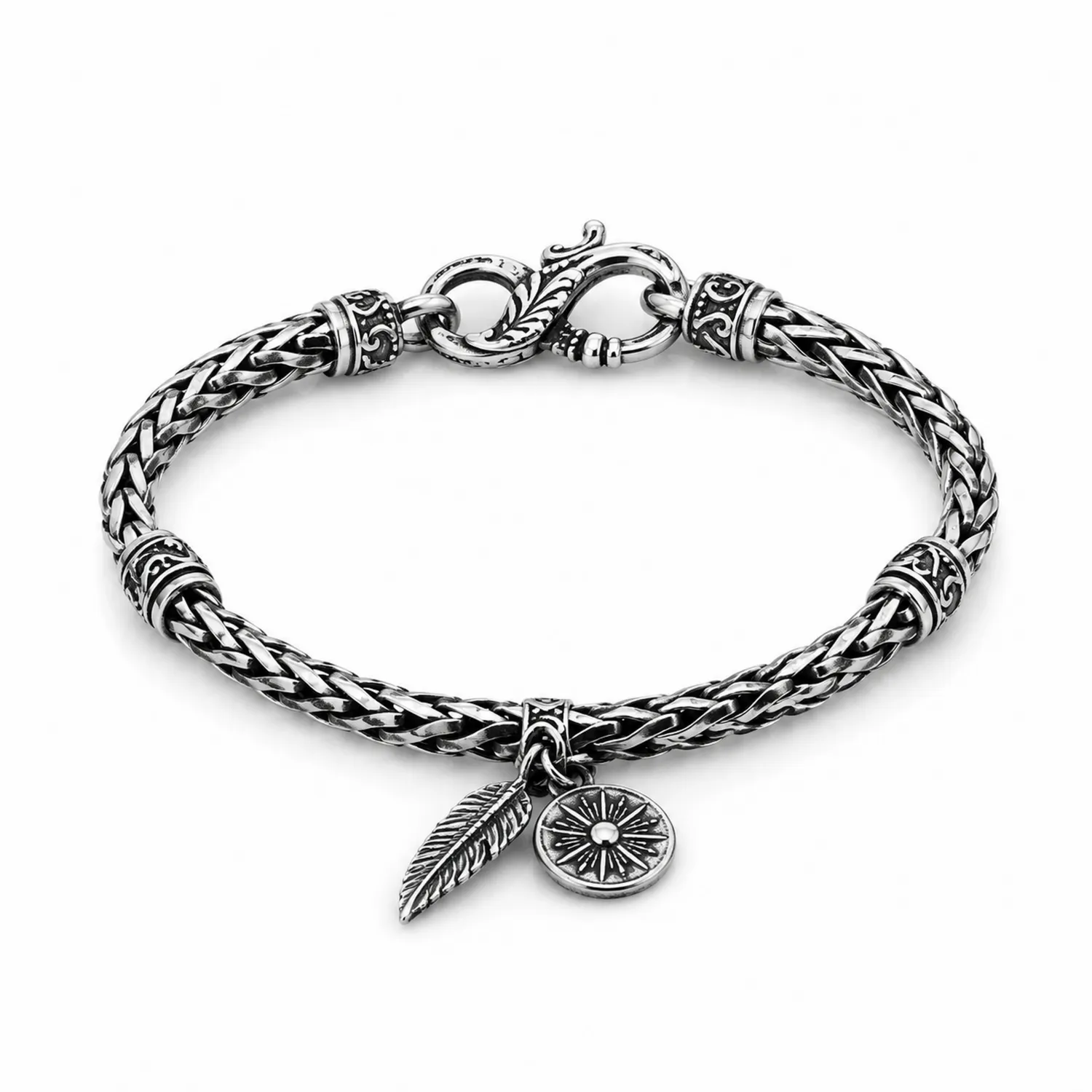 Silbernes Armband mit Anhängern und Geflochtenem Design-Novtidorix