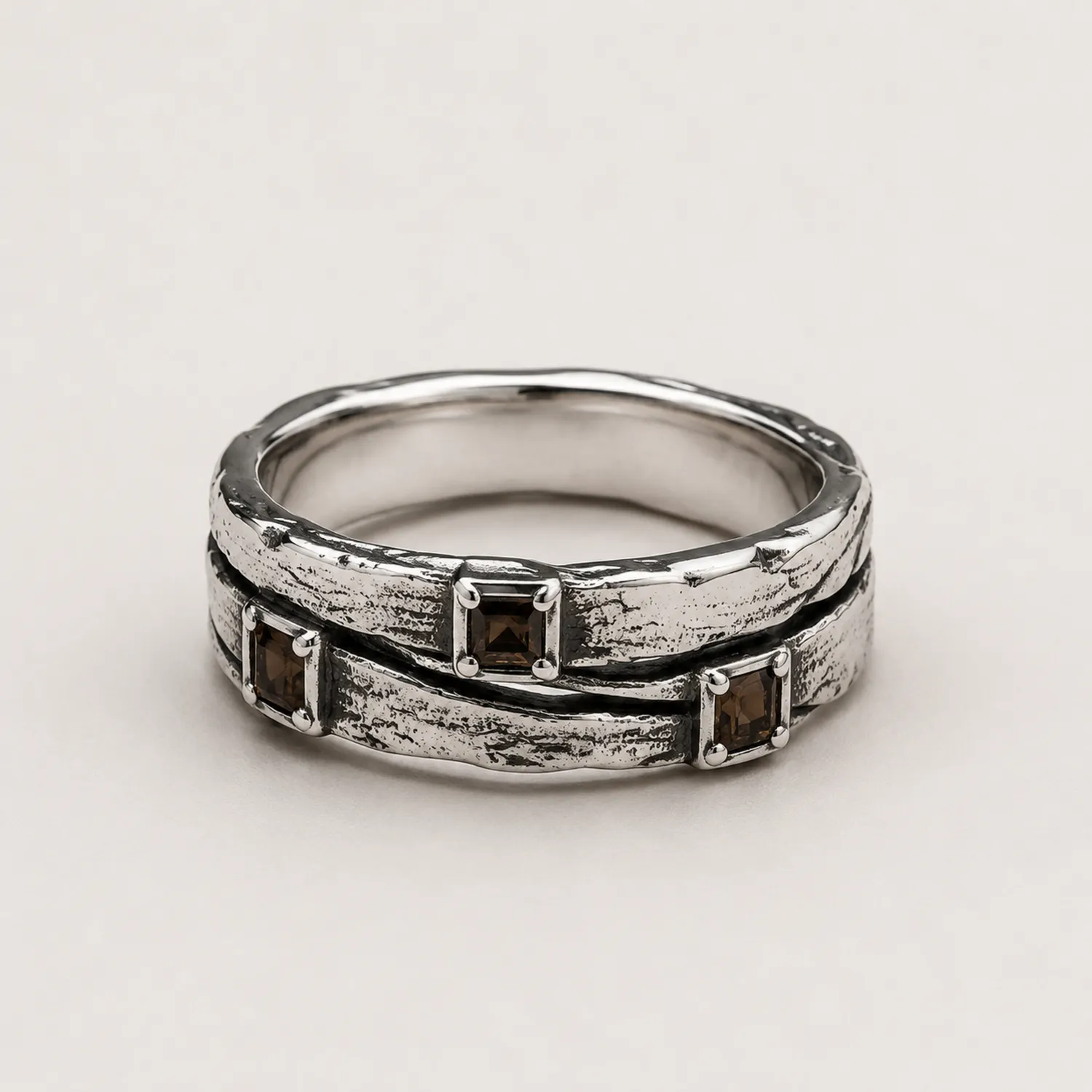 Silberner Ring mit Rauchbraunen Steinen im rustikalen Design-Novtidorix