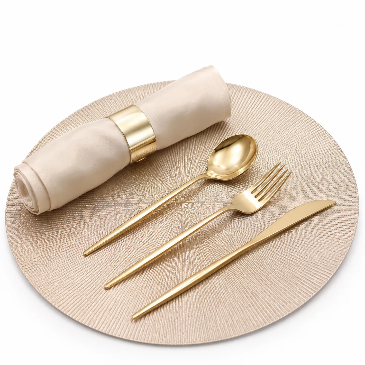 Elegantes goldfarbenes Besteckset mit Serviettenring-Nerlidorn