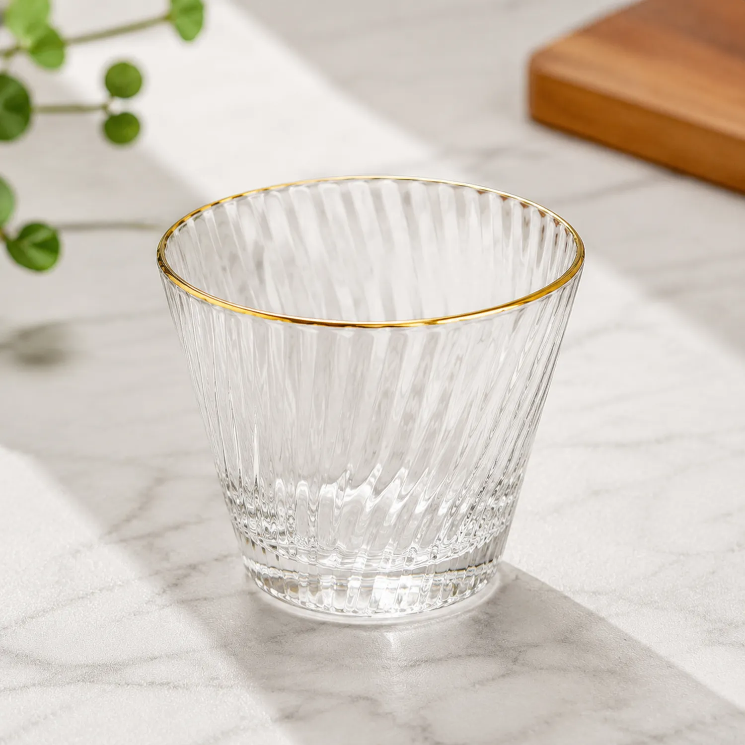 Elegantes Trinkglas mit Riffelstruktur und Goldrand-Nerlidorn