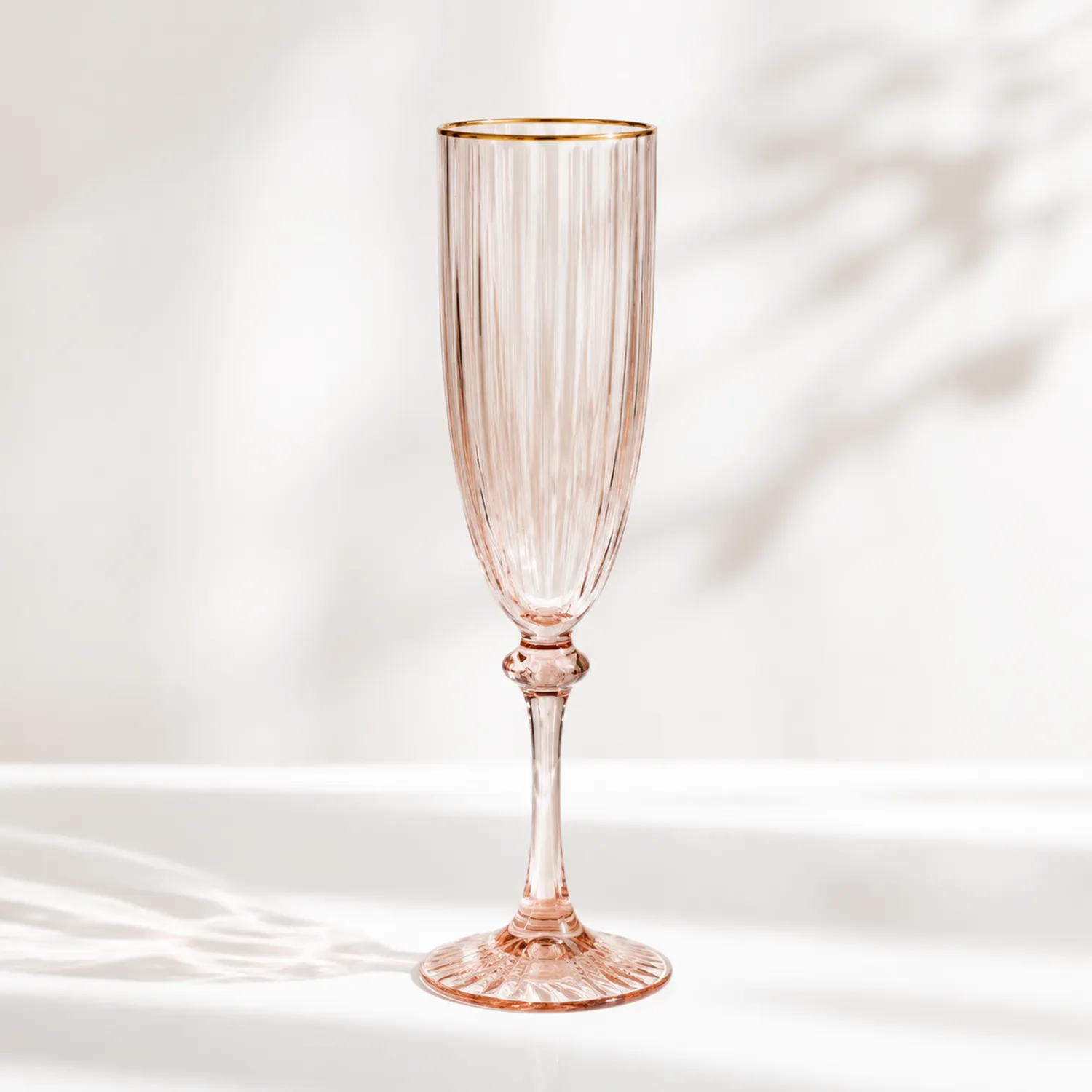 Elegantes Sektglas mit Goldrand in Rosé-Nerlidorn