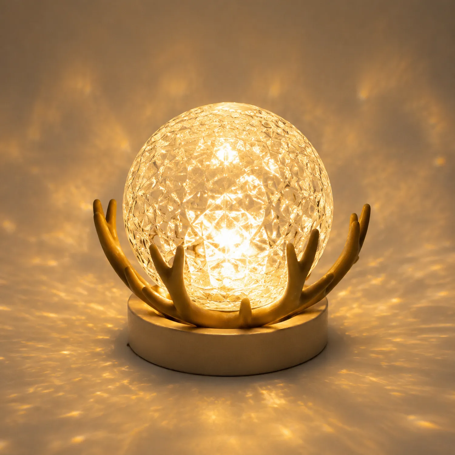 Dekorative Tischlampe mit Kristallkugel und Geweihdesign in Warmlicht-norvivon